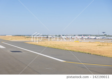 法國巴黎戴高樂機場,晴空萬裡,陽光燦爛。 法國巴黎戴高樂機場,晴空萬裡,陽光燦爛。 142199011