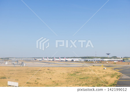 法國巴黎戴高樂機場,晴空萬裡,陽光燦爛。 法國巴黎戴高樂機場,晴空萬裡,陽光燦爛。 142199012