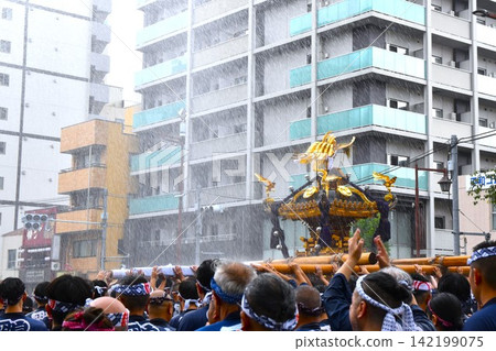 東京深川八幡祭的景象 142199075