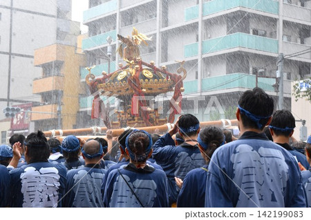 Scenes from the Fukagawa Hachiman Festival, Tokyo Scenes from the Fukagawa Hachiman Festival, Tokyo 142199083