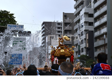 Scenes from the Fukagawa Hachiman Festival, Tokyo Scenes from the Fukagawa Hachiman Festival, Tokyo 142199088