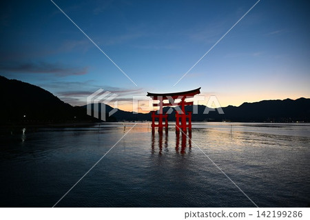 The Great Torii Gate of Itsukushima Shrine at dusk, Hiroshima The Great Torii Gate of Itsukushima Shrine at dusk, Hiroshima 142199286