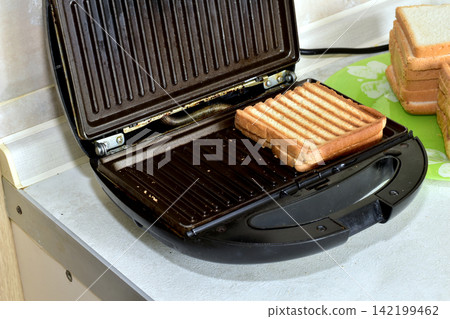 Electric contact grill or sandwich maker Electric contact grill or sandwich maker 142199462