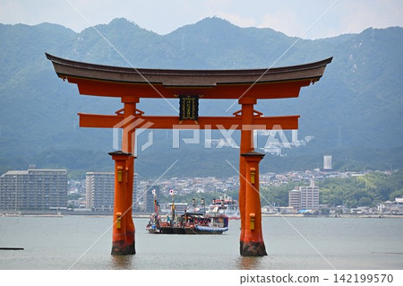 The Great Torii Gate of Itsukushima Shrine during the Kangensai Festival, Hiroshima The Great Torii Gate of Itsukushima Shrine during the Kangensai Festival, Hiroshima 142199570