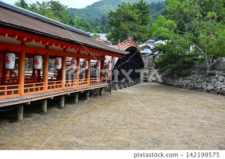 The arched bridge at Itsukushima Shrine, Hiroshima The arched bridge at Itsukushima Shrine, Hiroshima 142199575