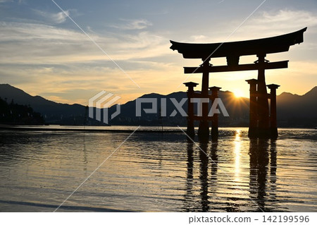 The Great Torii Gate of Itsukushima Shrine at dusk, Hiroshima The Great Torii Gate of Itsukushima Shrine at dusk, Hiroshima 142199596