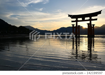 The Great Torii Gate of Itsukushima Shrine at dusk, Hiroshima The Great Torii Gate of Itsukushima Shrine at dusk, Hiroshima 142199597