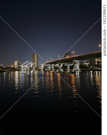 日落後的河流和城市景觀(2) 日落後的河流和城市景觀(2) 142199621