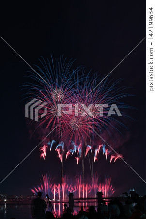 Fireworks lighting up the night sky; fireworks blooming in the summer night sky; fireworks blooming in the night sky; a fireworks display shining high in the sky; fireworks; night sky; fireworks image Fireworks lighting up the night sky; fireworks blooming in the summer night sky; fireworks blooming in the night sky; a fireworks display shining high in the sky; fireworks; night sky; fireworks image 142199634