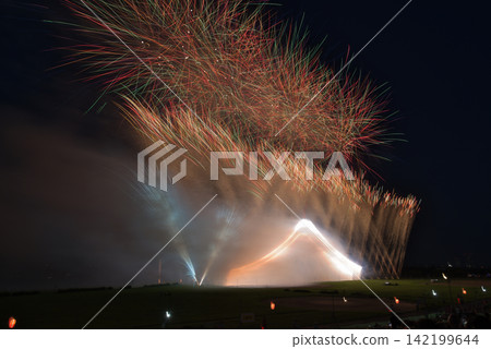 Fireworks lighting up the night sky; fireworks blooming in the summer night sky; fireworks blooming in the night sky; a fireworks display shining high in the sky; fireworks; night sky; fireworks image Fireworks lighting up the night sky; fireworks blooming in the summer night sky; fireworks blooming in the night sky; a fireworks display shining high in the sky; fireworks; night sky; fireworks image 142199644