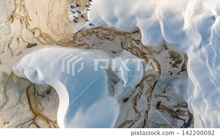 從空中俯瞰，越野車聚集在馬拉尼昂州倫索伊斯附近的白色沙丘和棕色水道旁。 142200092