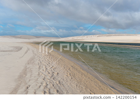 沙灘上的腳印、鬱鬱蔥蔥的潟湖、白色沙丘 – Lençóis Maranhenses 142200154