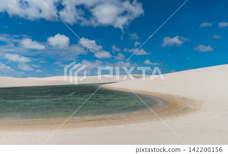 馬拉尼昂塞斯湖：一個沿著白色沙丘蜿蜒的翡翠色潟湖。 142200156