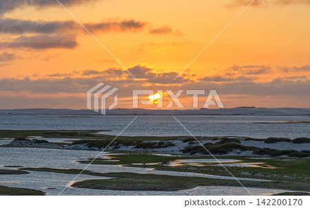 夕陽西下,牲畜在沼澤沙洲上悠閒地吃草,遠處是白色的沙丘,這就是倫索伊斯馬拉尼恩塞斯(Lençóis Maranhenses)。 夕陽西下,牲畜在沼澤沙洲上悠閒地吃草,遠處是白色的沙丘,這就是倫索伊斯馬拉尼恩塞斯(Lençóis Maranhenses)。 142200170