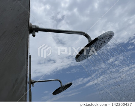 An open-air shower offering a sense of freedom and the summer blue sky An open-air shower offering a sense of freedom and the summer blue sky 142200427
