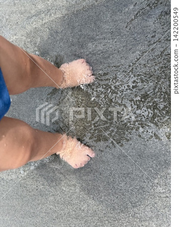 孩子們赤腳在海裡游泳的腳 142200549