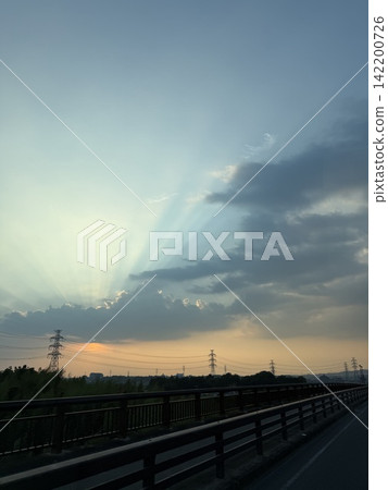 透過雲層縫隙和傍晚天空,灑下夢幻般的光芒。 透過雲層縫隙和傍晚天空,灑下夢幻般的光芒。 142200726