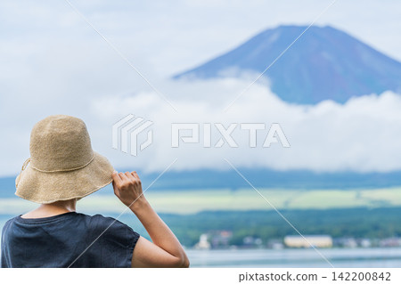 一位女子背對鏡頭,眺望富士山 | 一位女子在夏日山中湖畔凝望富士山 一位女子背對鏡頭,眺望富士山 | 一位女子在夏日山中湖畔凝望富士山 142200842