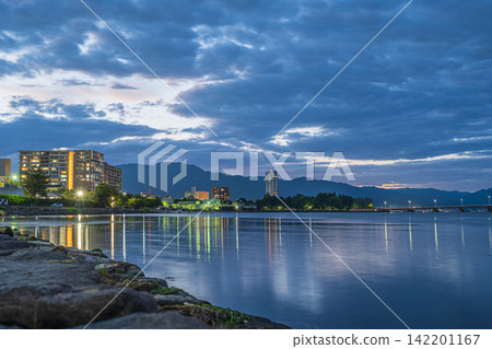 Sunset view from the shore of Lake Biwa, Otsu City, Shiga Prefecture 142201167