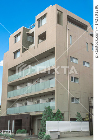 中層公寓大樓和清爽的藍天 中層公寓大樓和清爽的藍天 142201296