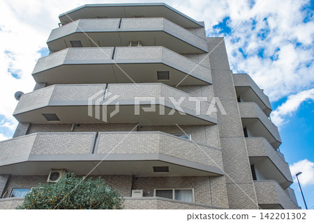 Mid-rise apartment building and refreshing blue sky Mid-rise apartment building and refreshing blue sky 142201302