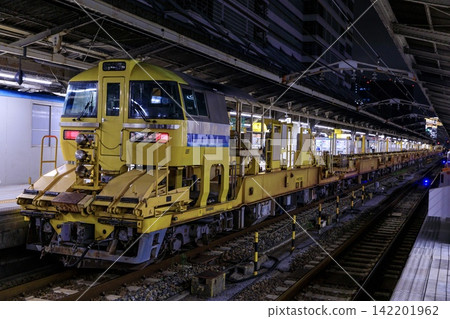 一列 KiYa 97 系列長軌道交通列車停靠名古屋站。 142201962