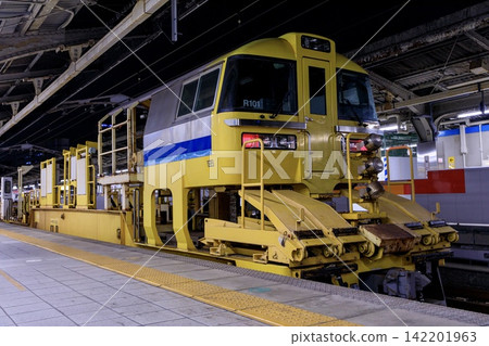 A KiYa 97 series long rail transport train stopped at Nagoya Station. A KiYa 97 series long rail transport train stopped at Nagoya Station. 142201963
