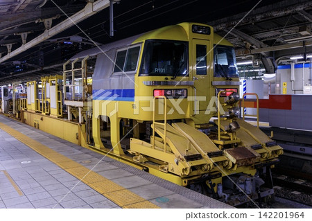 一列 KiYa 97 系列長軌道交通列車停靠名古屋站。 一列 KiYa 97 系列長軌道交通列車停靠名古屋站。 142201964