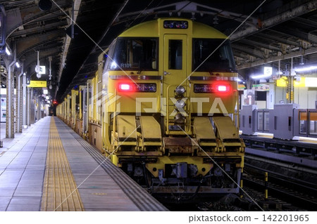一列 KiYa 97 系列長軌道交通列車停靠名古屋站。 142201965