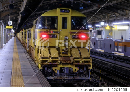 一列 KiYa 97 系列長軌道交通列車停靠名古屋站。 一列 KiYa 97 系列長軌道交通列車停靠名古屋站。 142201966
