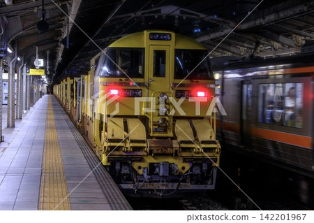 一列 KiYa 97 系列長軌道交通列車停靠名古屋站。 一列 KiYa 97 系列長軌道交通列車停靠名古屋站。 142201967