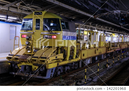 一列 KiYa 97 系列長軌道交通列車停靠名古屋站。 142201968