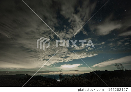 Evening scenery of mountain ranges bathed in twilight (Achi Village, Nagano Prefecture) Evening scenery of mountain ranges bathed in twilight (Achi Village, Nagano Prefecture) 142202127