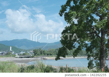 夏日晴空下,海岸線和山脈綿延展開,構成了一幅美麗的風景。 夏日晴空下,海岸線和山脈綿延展開,構成了一幅美麗的風景。 142202235
