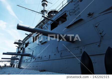 橫須賀紀念戰艦「三笠號」的副砲和雄偉的鋼鐵船體 橫須賀紀念戰艦「三笠號」的副砲和雄偉的鋼鐵船體 142202315