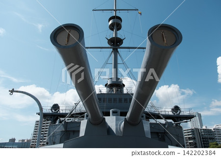 從正面拍攝的紀念戰艦「三笠號」的雙聯裝主砲，背景是橫須賀廣闊的藍天。 142202384