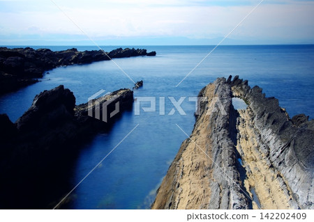 The dynamic rock formations of Jogashima Island on the Miura Peninsula and the breathtaking scenery of the deep blue sea The dynamic rock formations of Jogashima Island on the Miura Peninsula and the breathtaking scenery of the deep blue sea 142202409