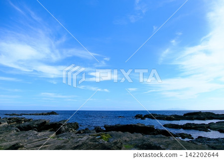 從城島海岸線可以欣賞到壯麗的藍天和地平線全景。 從城島海岸線可以欣賞到壯麗的藍天和地平線全景。 142202644
