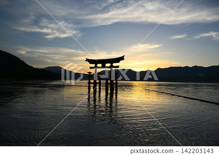 The Great Torii Gate of Itsukushima Shrine at dusk, Hiroshima The Great Torii Gate of Itsukushima Shrine at dusk, Hiroshima 142203143