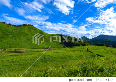 龜山平緩的山脊，索尼高原，19毫米，上方留有空白區域，橫向構圖，雲層間的藍天，適合製作B0海報。 142203188