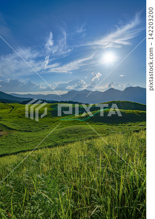 太陽照耀著索尼山脈,索尼高原,20毫米,上方留有文字空間,垂直構圖,太陽在右側,適合製作B0海報。 太陽照耀著索尼山脈,索尼高原,20毫米,上方留有文字空間,垂直構圖,太陽在右側,適合製作B0海報。 142203200