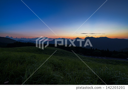 夕陽餘暉籠罩著索尼山脈,索尼高原,19毫米膠片,上方留有空白,橫幅構圖,傍晚的天空,適合網絡使用。 夕陽餘暉籠罩著索尼山脈,索尼高原,19毫米膠片,上方留有空白,橫幅構圖,傍晚的天空,適合網絡使用。 142203201
