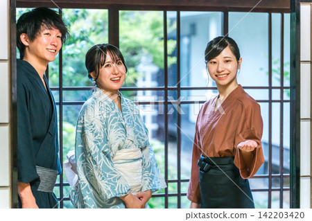 Nakaisan and proprietresses who serve tourists at long-established hot spring inns, luxury inns, and temple lodgings Nakaisan and proprietresses who serve tourists at long-established hot spring inns, luxury inns, and temple lodgings 142203420