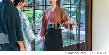 Nakaisan and proprietresses who serve tourists at long-established hot spring inns, luxury inns, and temple lodgings Nakaisan and proprietresses who serve tourists at long-established hot spring inns, luxury inns, and temple lodgings 142203421