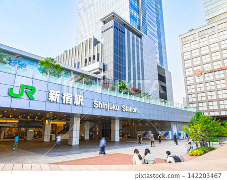 新宿站南新口,傍晚景色 新宿站南新口,傍晚景色 142203467