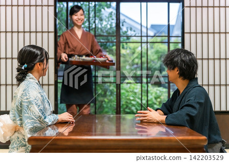 日式旅館或割烹餐廳的女性服務人員、女服務生或房東 日式旅館或割烹餐廳的女性服務人員、女服務生或房東 142203529