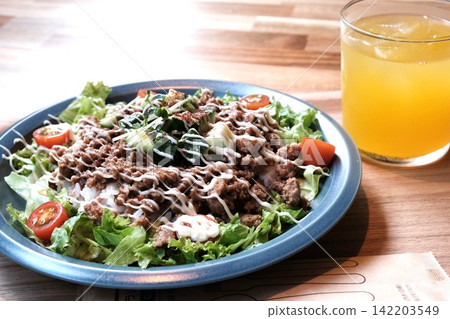 塔可飯和柳橙汁 142203549