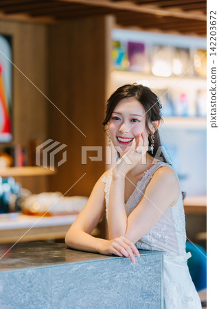 穿著婚紗的新娘 穿著婚紗的新娘 142203672