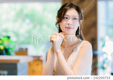 Woman in wedding dress Woman in wedding dress 142203733
