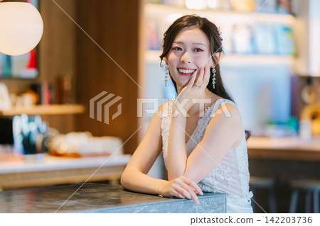 穿著婚紗的新娘 穿著婚紗的新娘 142203736